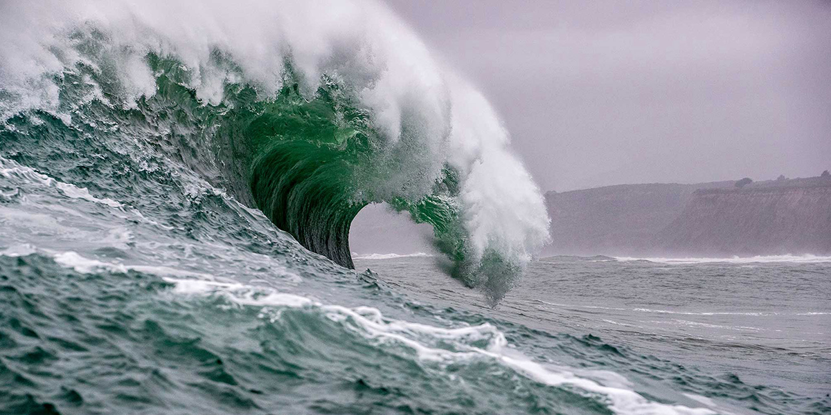 Large breaking ocean wave